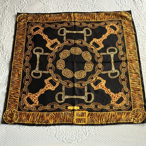 Gucci horse bit animal print chain link silk square scarf - Picture 10 of 16